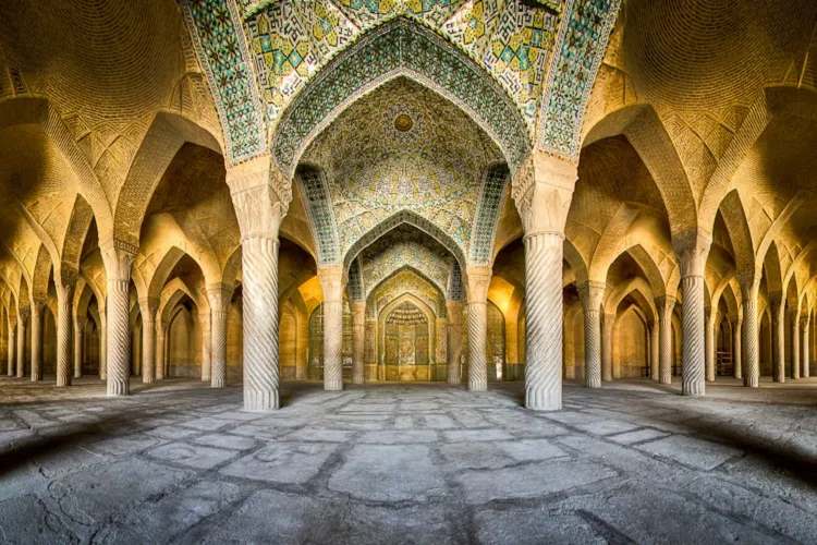 مسجد وکیل شیراز؛ میزبان بازاریان عزادار در سوگ سردار دل‌ها