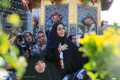 تعویض پرچم گنبد بارگاه رضوی در روز ولادت حضرت رضا(ع)