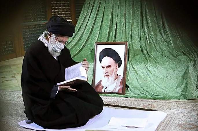 Kiongozi Muadhamu atembelea Haram ya Imam Khomeini MA na makaburi ya mashahidi