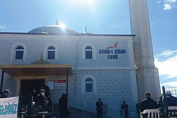 Hayırseverlerin desteği ile yaptırılan cami ibadete açıldı
