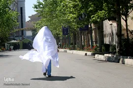 دویدن دختربچه ای برای رسیدن  به محل برگزاری نماز