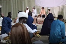 In Qom ansässige afrikanische Theologiestudenten treffen sich zu gemeinsamen Koranlesungen + Video und Bilder