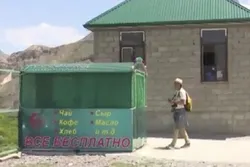 Müsəlman kişi turistləri pulsuz şəkildə təamlara qonaq edir