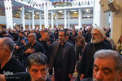 نماز ظهر عاشورا در شبستان امام خمینی(ره)‎ حرم شاهچراغ(ع)