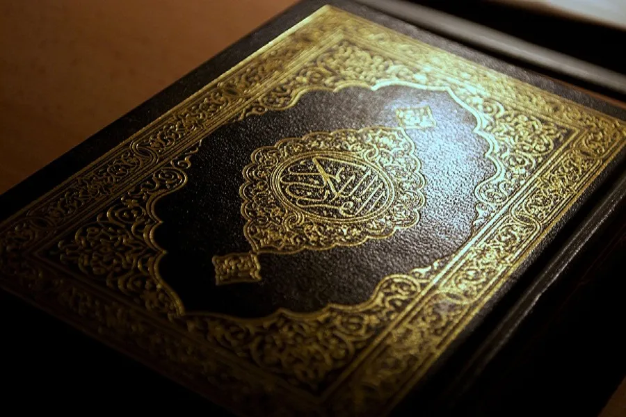 تقدس قرآن به معنای دوری گزیدن از آن نیست