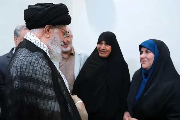 دیدار نویسنده و راوی «فرنگیس» با رهبر انقلاب