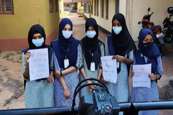 कर्नाटक हिजाब विवाद: सरकारी आदेश की अवहेलना करने वाले छात्रों को कक्षाओं से बाहर भेजा गया