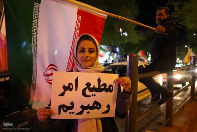 یک تکه مقوا، یک دنیا حرف؛ پلاکاردها زبان گویای میدان