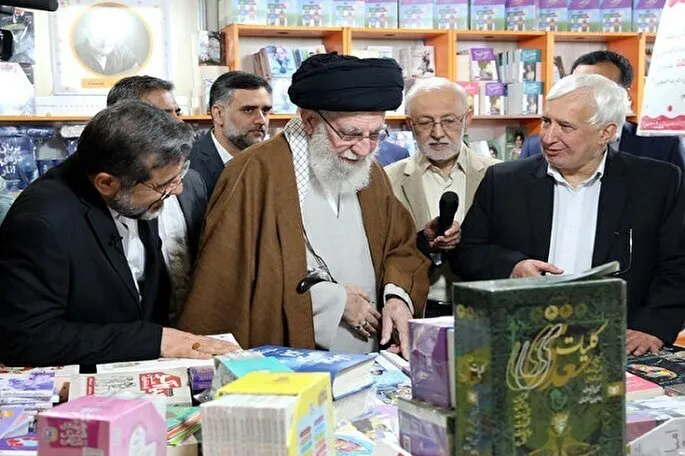 Le Guide suprême a visité la 35e édition de la Foire internationale du livre de Téhéran