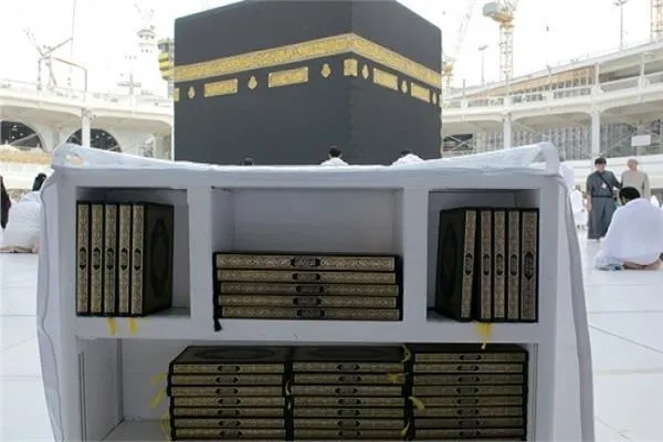 شؤون المسجد الحرام توزع نسخ القرآن بعدة لغات