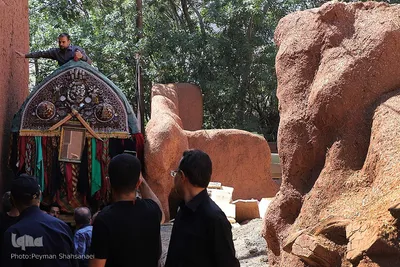 نخل‌گردانی روز عاشورا در روستای ابیانه