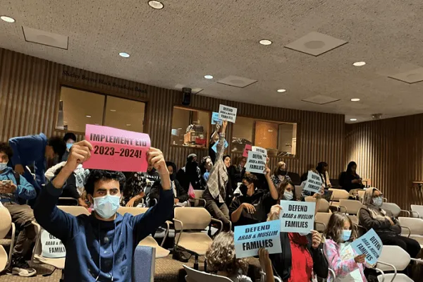 San Francisco okullarında İslami tatillerin iptali kararı protesto edildi