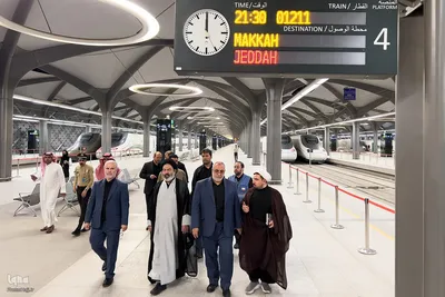 بدرقه زایران کشورمان از مدینه به مکه با قطار سریع السیر
