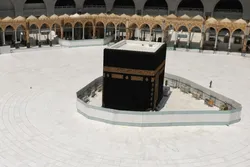 Ang Taong Nagmamaneho Bumangga sa Kotse Doon sa Pintuan ng Dakilang Moske sa Mekka