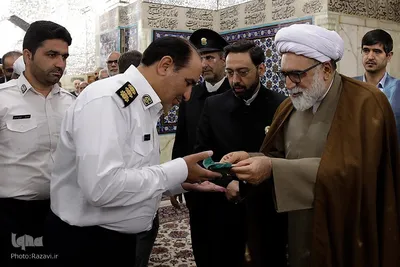 غبارروبی ضریح مطهر حضرت رضا(علیه‌السلام)