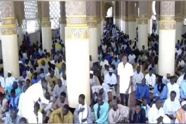 Sénégal : récitation du Coran à la grande mosquée de Touba