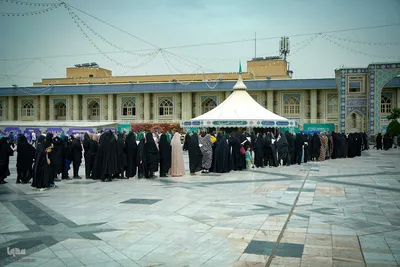 خادمی رزمندگان لشکر‌۱۴ امام حسین(ع) اصفهان در چایخانه حضرت رضا(ع)