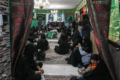 هر سال میهمانان امام حسین(ع) در روضه خانگی خانم ثریا زمانی گردهم می‎آیند و به سوگ می‌نشینند.