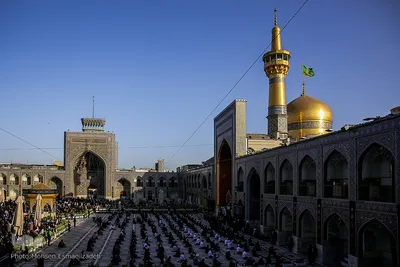 اهتزاز پرچم عزای حسینی بر فراز گنبد حرم رضوی
