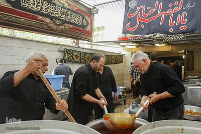 پخت و توزیع غذای نذری در روز اربعین حسینی
