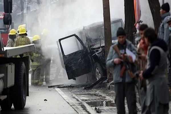 Afganistan'da valiye bombalı saldırı