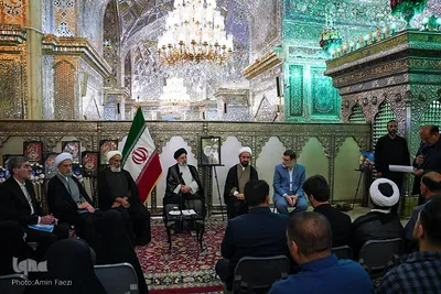 حضور رئیس جمهور در شاهچراغ و دیدار با خانواده شهدا