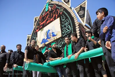 ⁨نخل‌گردانی در محله و حسینیه فهادان یزد⁩