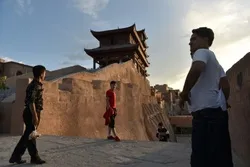 Au Xinjiang, le tourisme explose malgré les internements forcés