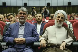 از راست حجت الاسلام والمسلمین کاظم صدیقی، امام جمعه موقت تهران و سید عباس صالحی، وزیر فرهنگ و ارشاد اسلامی در جشن ایثار