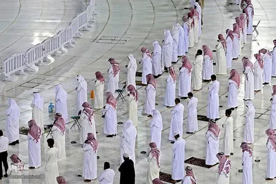 اقامه نماز در کنار کعبه با حفظ فاصله اجتماعی