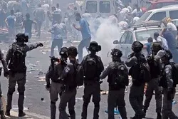 Settlers Attack Palestinians As Zionist Forces Raid Sheikh Jarrah Neighborhood