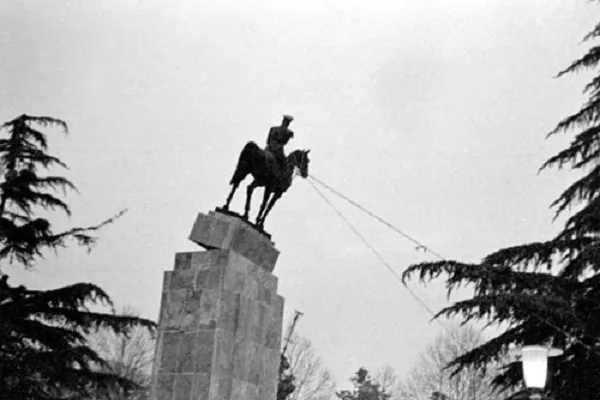 معرفی شخصیت‌های مخالف پهلوی اول در نمایش رادیویی«در امتداد مسیر»