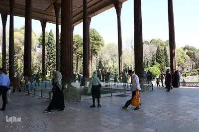 بازدید مسافران نوروزی از کاخ چهلستون اصفهان