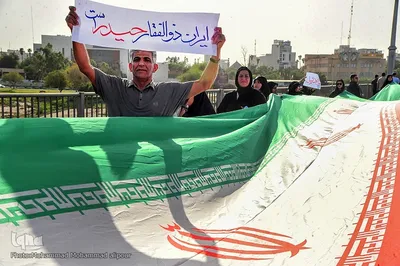 زنجیره انسانی در محکومیت تهدیدات حمله به پل‌ها و نیروگاه‌ها در اهواز