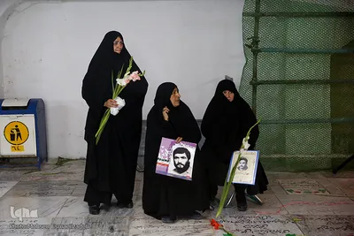 غبارروبی و عطر افشانی گلزار شهدا در حرم امام رضا (ع)
