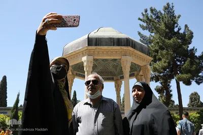 بازدید مسافران نوروزی از آرامگاه حافظ‎‎