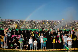 سرود " سلام فرمانده "در ورزشگاه ۱۵ هزار نفری سردار آزادگان شهر قزوین