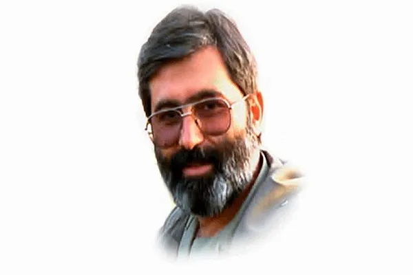 فیلم | لحظات كمتر ديده شده از حضور رهبری در تشييع پيكر شهيد آوینی
