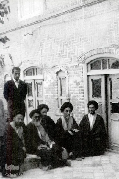 دکتر علی شریعتی درکنار آیت الله العظمی میلانی،حجت الاسلام سید ابراهیم میلانی وبرخی علمای مشهد

