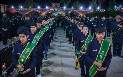 آئین لاله گردانی شام غریبان در حرم شاهچراغ(ع)
