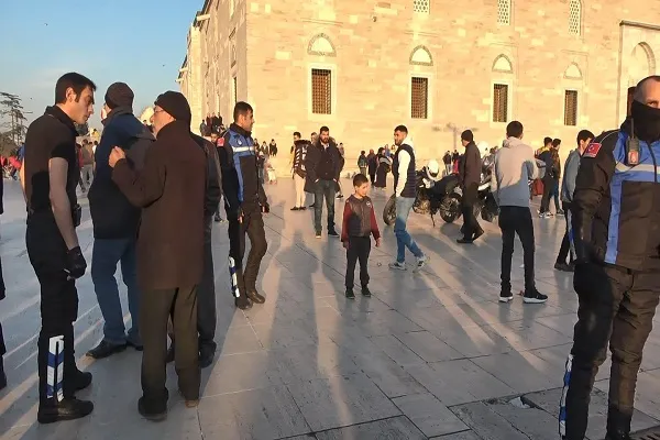 Fatih Camii'nin avlusunda bıçaklı kavga