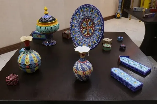 نمایشگاه نقاشی و سفال در گالری مهر بیجار افتتاح شد