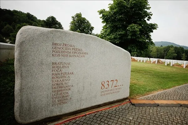 Bosna Hersek'in 27 yıldır kanayan yarası Srebrenitsa soykırımı