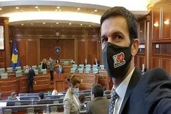 Kosovolı deputat `Mən Məhəmmədi sevirəm` maskası taxaraq Fransaya etiraz etdi