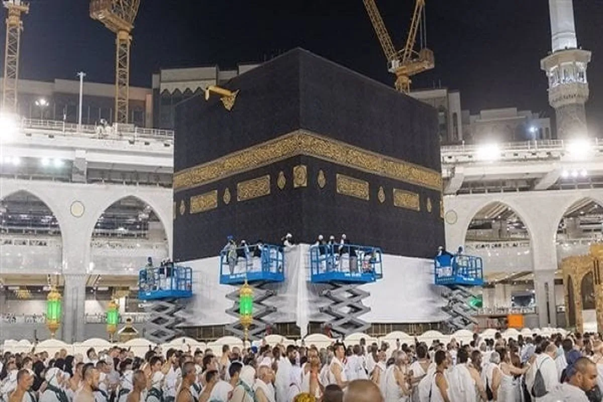 La Kiswah élevée en signe du prochain début du Hajj 2023+vidéo et photos