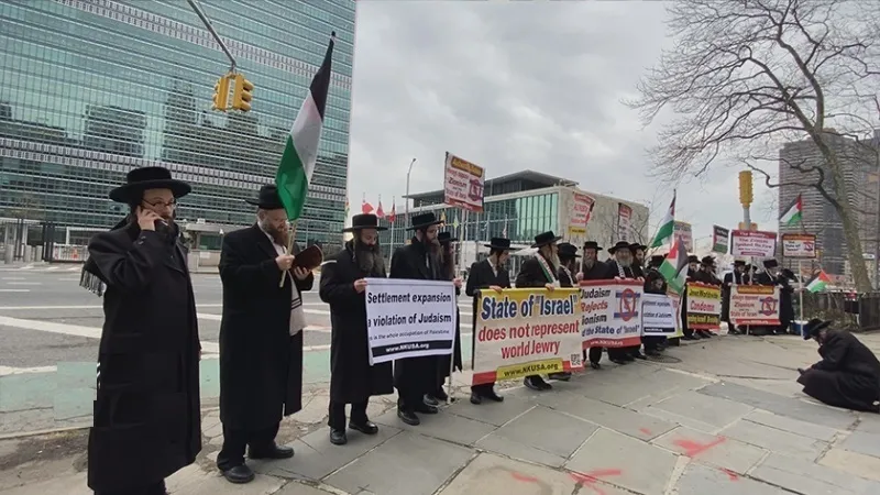 یهودي پادریانو د فلسطین په ملاتړ کې د ملګروملتو په وړاندې مظاهره وکړه