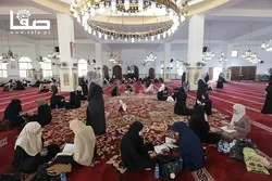 500 Auswendiglerner tragen den gesamten Quran bei einem Programm in Gaza vor