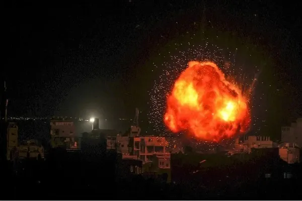 الإحتلال الإسرائيلي يقصف مدرستين ومسجداً وسط القطاع