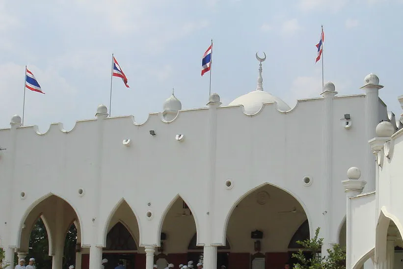 Sebuah Negara dengan Masjid di Samping Gereja