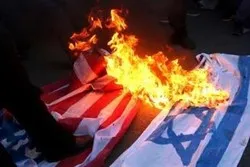 Des manifestants soudanais brûlent le drapeau « israélien » dans le centre de Khartoum